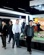 晉江城市展館　　晉江城市展館大樓位于世紀(jì)大道西側(cè)，于2004年12月動(dòng)工建設(shè)，地上四層、地下一層，總建筑面積為18645平方米，項(xiàng)目總投資為7500萬元。