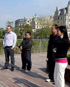 網(wǎng)友參觀晉陽(yáng)湖　　晉陽(yáng)湖項(xiàng)目原投資計(jì)劃為2.2億元，區(qū)域內(nèi)五座橋?yàn)榫坝^橋。為完善其功能，強(qiáng)化景觀提升效果，對(duì)部分項(xiàng)目進(jìn)行了優(yōu)化、提升，包括將區(qū)域內(nèi)五座景觀橋改為市政橋并新增兩座市政橋。