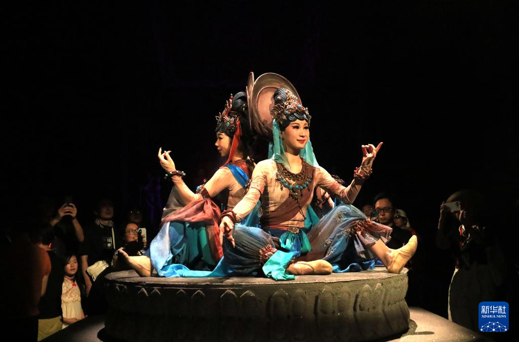 8月5日晚，游客在甘肅省敦煌市觀看大型洞窟式沉浸體驗(yàn)劇《樂動敦煌》。 新華社發(fā)（張曉亮 攝）