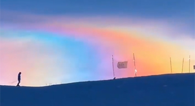 見者好運(yùn)！新疆滑雪場上空現(xiàn)七彩祥云